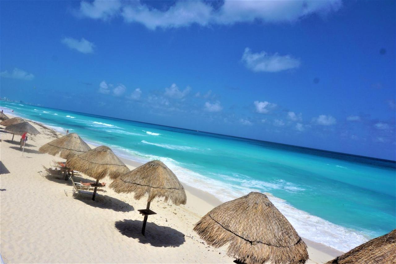 Brisas Beachfront Penthouses Cancun Exterior photo