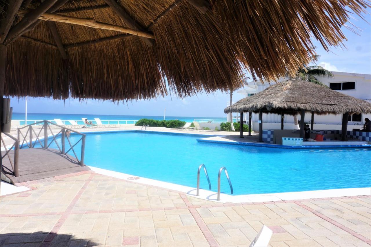 Brisas Beachfront Penthouses Cancun Exterior photo