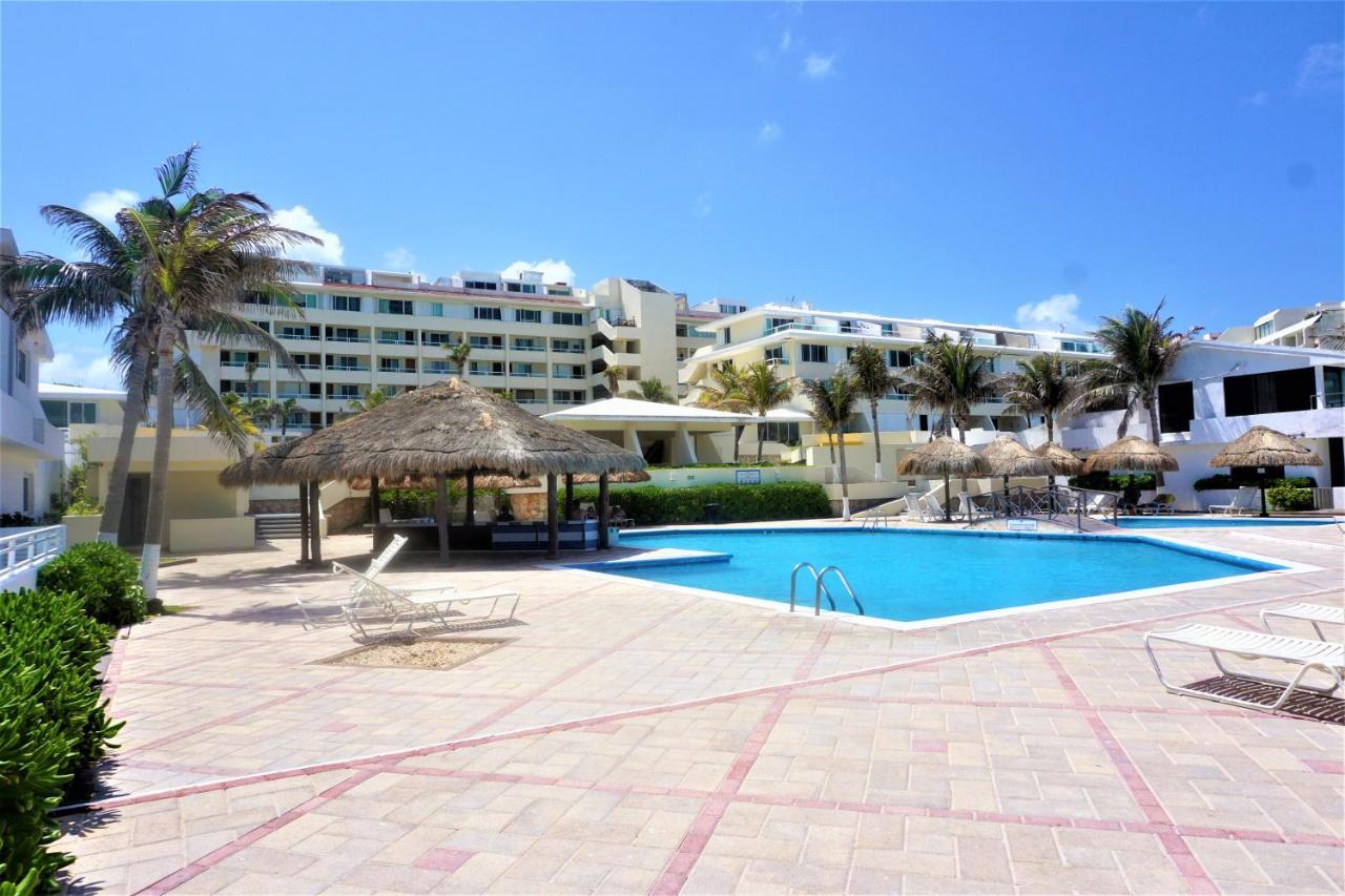 Brisas Beachfront Penthouses Cancun Exterior photo