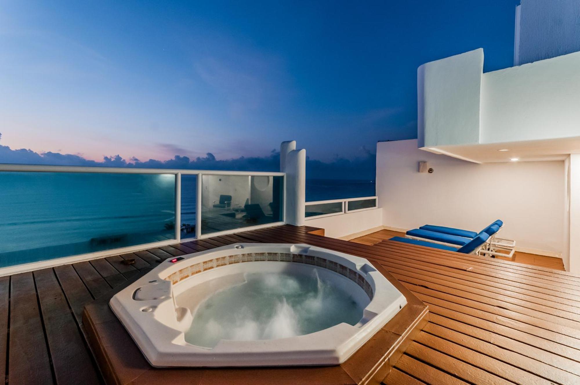 Brisas Beachfront Penthouses Cancun Exterior photo