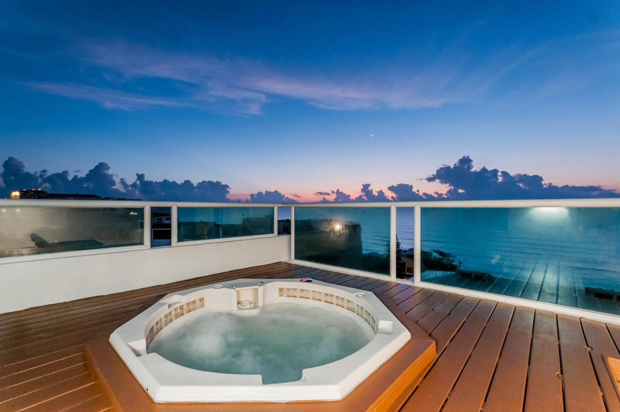 Brisas Beachfront Penthouses Cancun Exterior photo