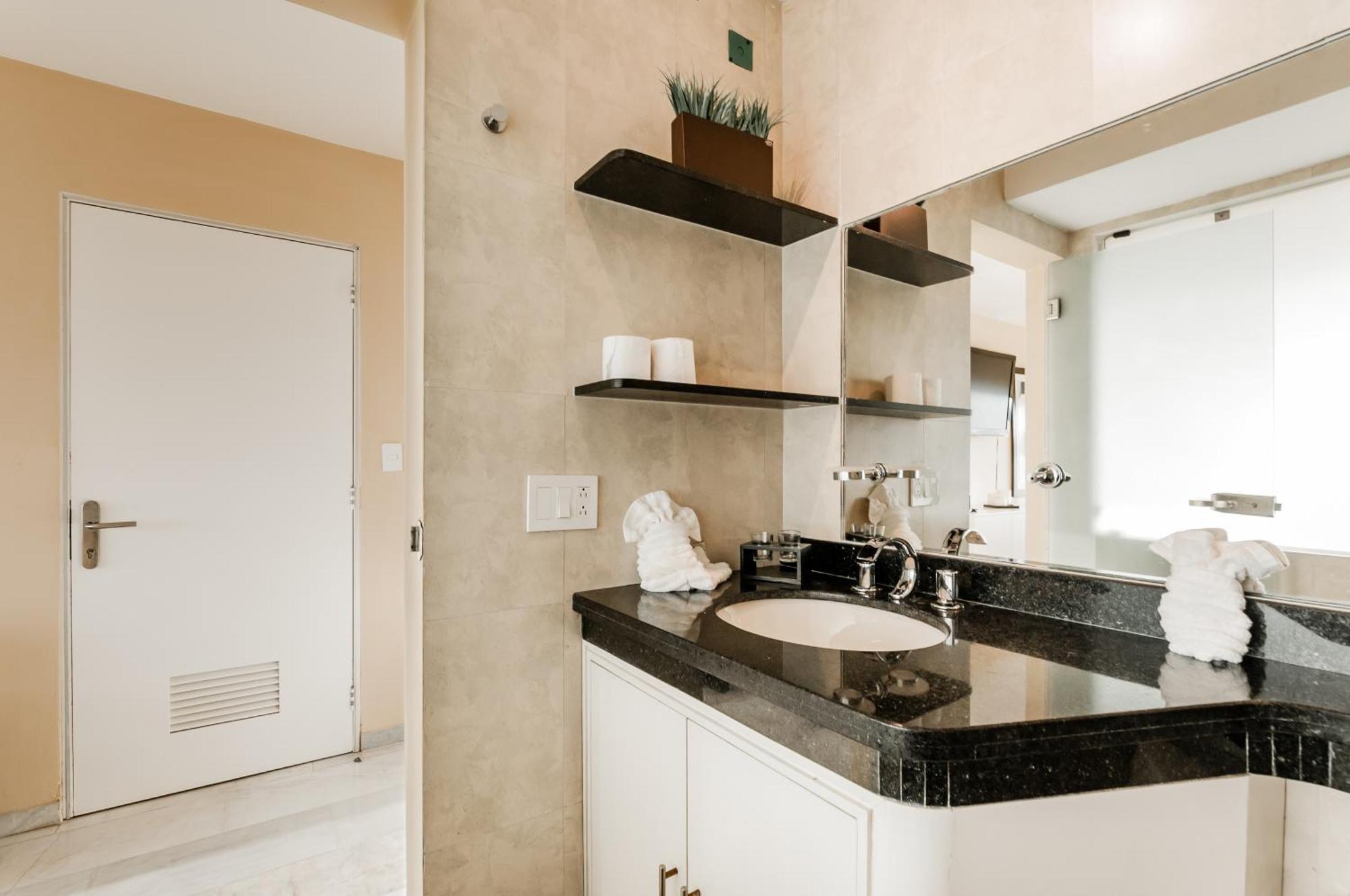 Brisas Beachfront Penthouses Cancun Exterior photo