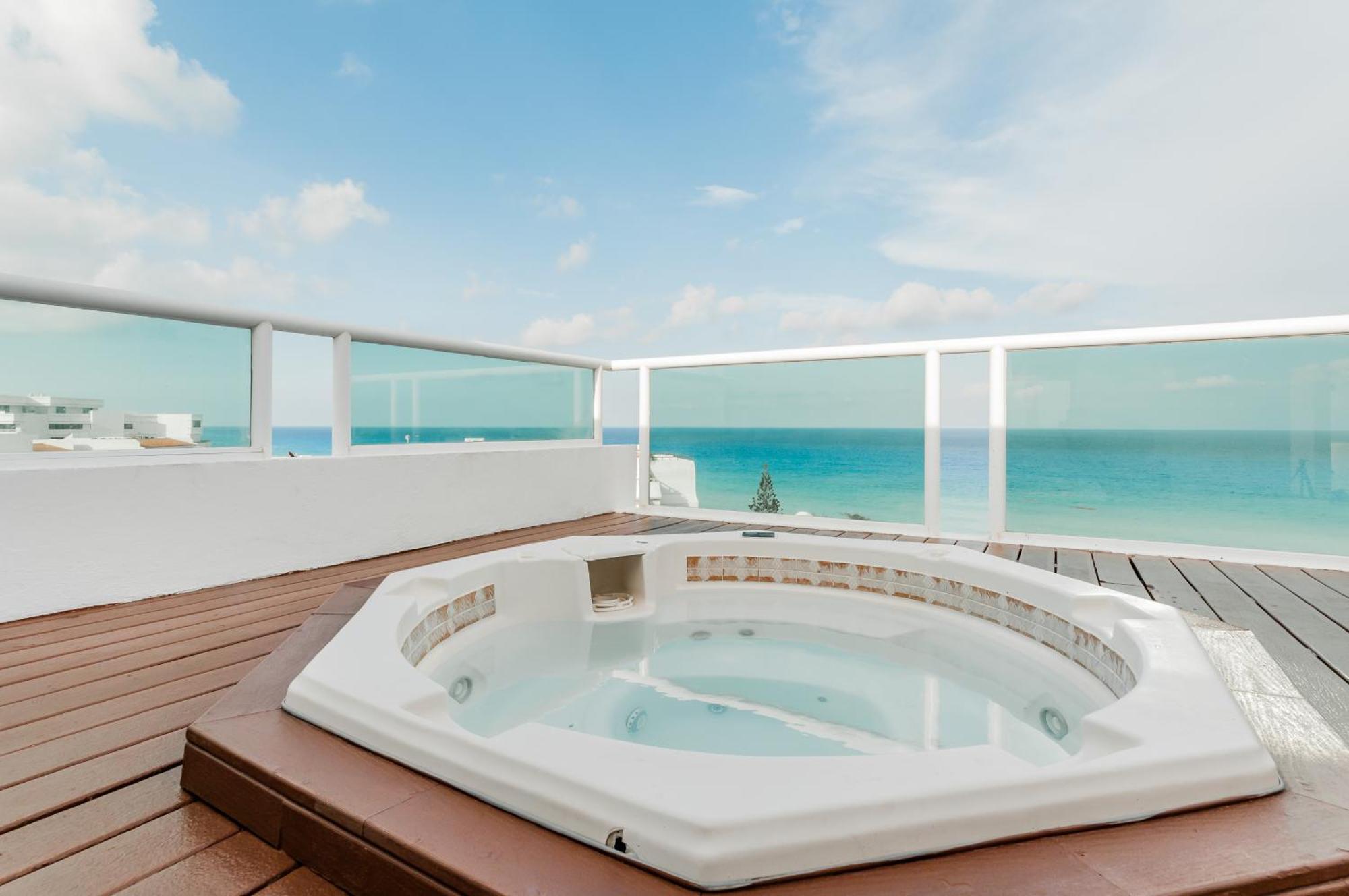 Brisas Beachfront Penthouses Cancun Exterior photo